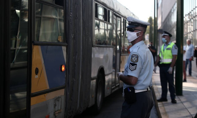 Επεισόδιο στη Συγγρού: Τον έβγαλαν σηκωτό από το λεωφορείο επειδή αρνήθηκε να βάλει μάσκα (vid)