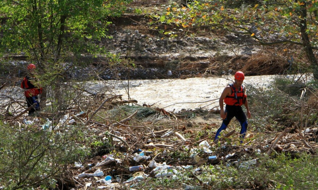 Φρίκη στην Καρδίτσα: Βγήκαν σοροί στους δρόμους από τα σπασμένα μνήματα