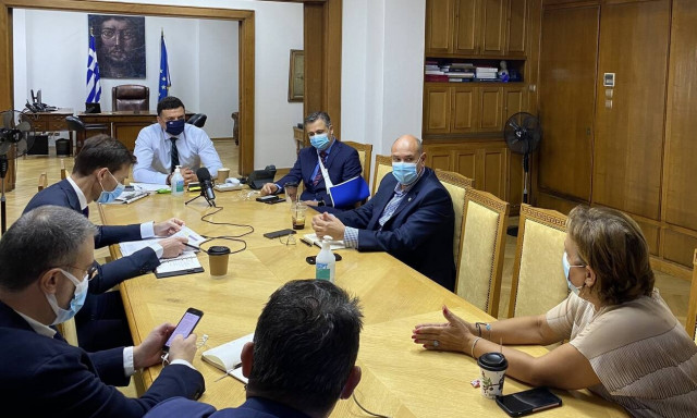 Κορονοϊός: Σύσκεψη Κικίλια για τις ΜΕΘ και την αύξησή τους στην Αττική