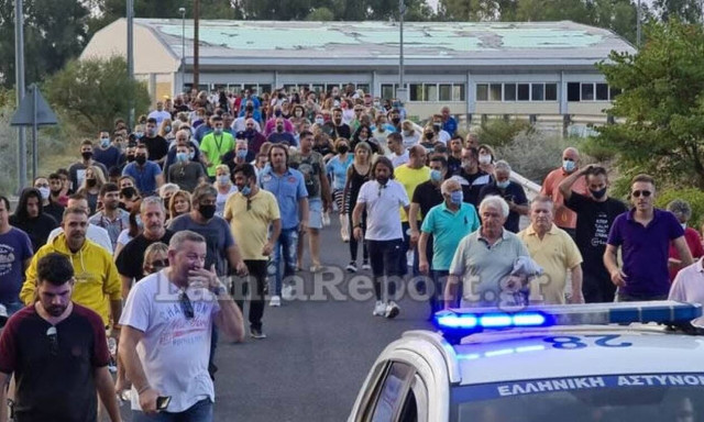 Καμένα Βούρλα: Κάτοικοι έκλεισαν την Εθνική Οδό για τους ανήλικους μετανάστες