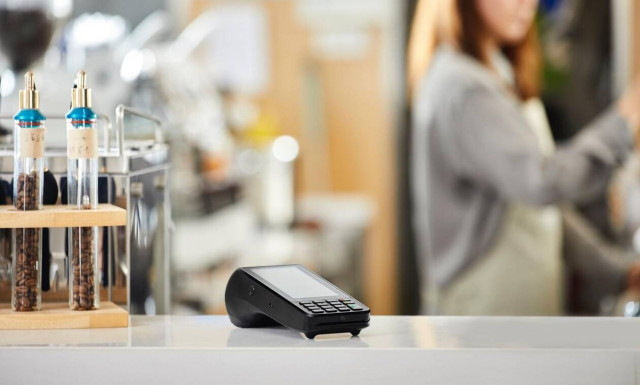 Ανέπαφες συναλλαγές: Έως πότε παρατείνεται το όριο των 50 ευρώ