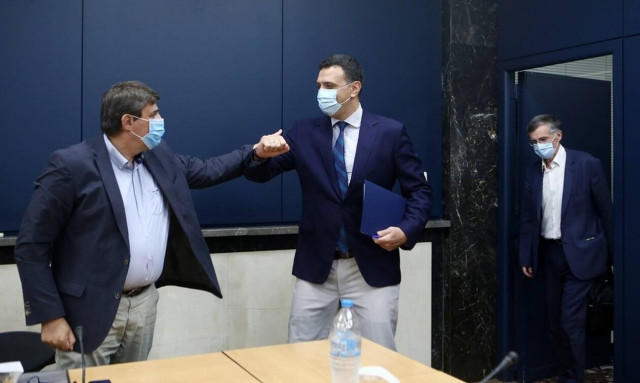 Κορονοϊός: Κικίλιας και Τσιόδρας ενημέρωσαν τους εκπροσώπους των κομμάτων της αντιπολίτευσης