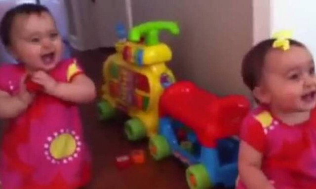 Μωράκια ξεκαρδίζονται στα γέλια και ο λόγος είναι… υπέροχος!