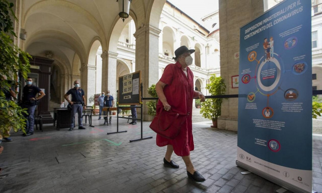 Κορονοϊός Ιταλία: Υποχρεωτική η μάσκα σε ανοικτούς χώρους σε Νάπολη, Φότζια και Γένοβα