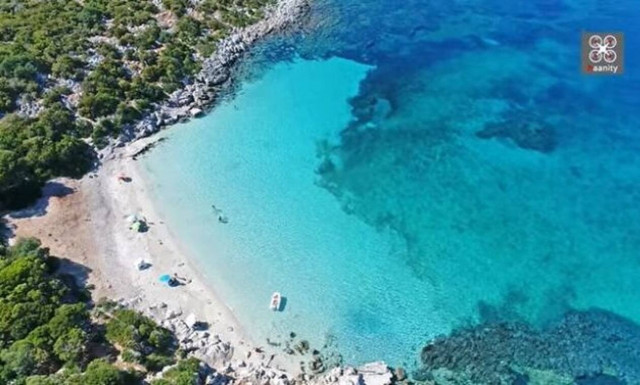 Σαπιέντζα: Το άγνωστο νησί με τη μία παραλία και νερά Καραϊβικής