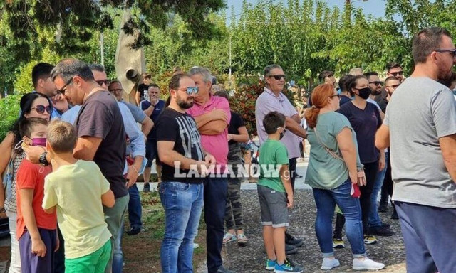 Καμένα Βούρλα: Οι καμπάνες κάλεσαν τους κατοίκους σε συγκέντρωση για να φύγουν οι πρόσφυγες