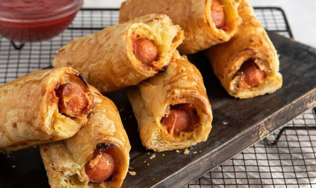 Άκης Πετρετζίκης: Λαχταριστή συνταγή για λουκανικοπιτάκια με σφολιάτα