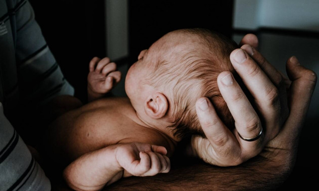 Νινίδα στο κεφάλι του παιδιού σας; Τι πρέπει να κάνετε και τι όχι