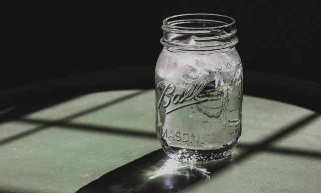 4 τρικς για να πίνεις όσο νερό πρέπει μέσα στο 24ωρο