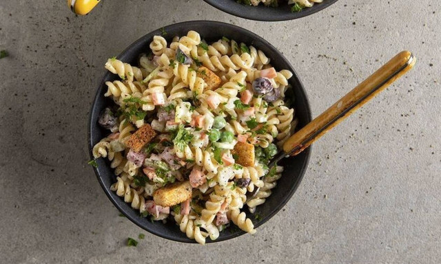Άκης Πετρετζίκης: Δροσερή μακαρονοσαλάτα