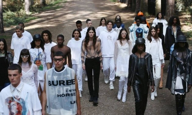 Περφόρμανς σε δάσος, το show για την κολεξιόν SS 2021 του Burberry