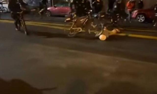 ΗΠΑ: Αστυνομικός πατάει με το ποδήλατό του το κεφάλι διαδηλωτή