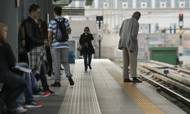 Ξύλο για την μάσκα: Τον χτύπησε και τον έφτυσε μέσα στον Ηλεκτρικό