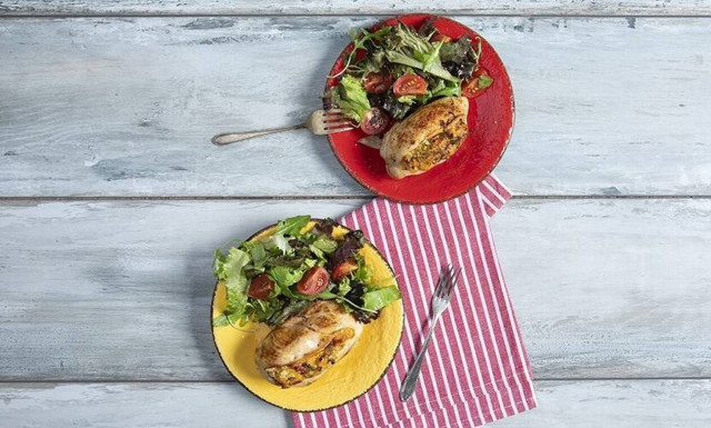 Άκης Πετρετζίκης: Πεντανόστιμη συνταγή για κοτόπουλο γεμιστό με λαχανικά