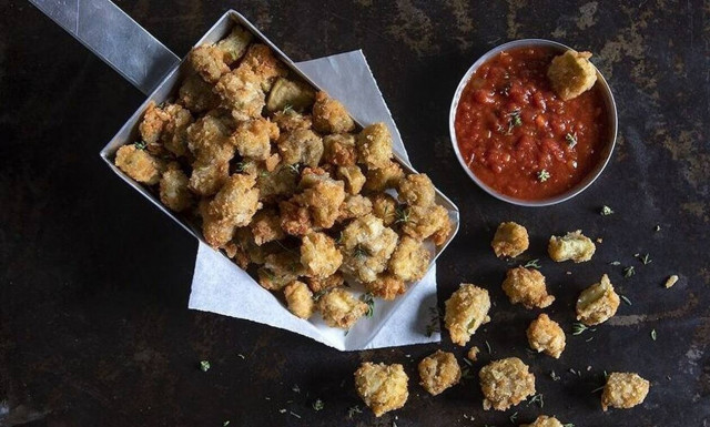 Άκης Πετρετζίκης: Μπουκίτσες μελιτζάνας