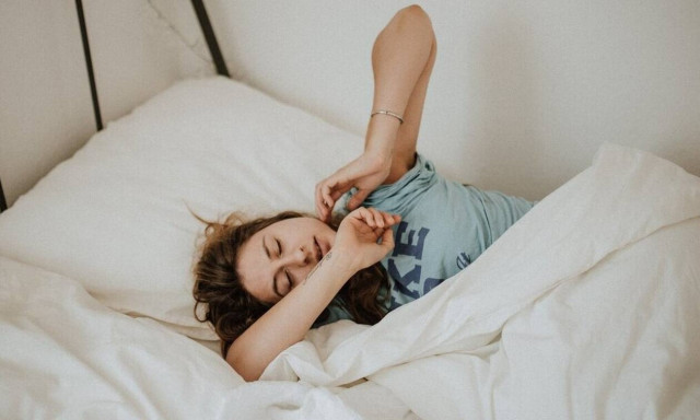 Πρέπει να κοιμάσαι από την αριστερή ή από τη δεξιά πλευρά;