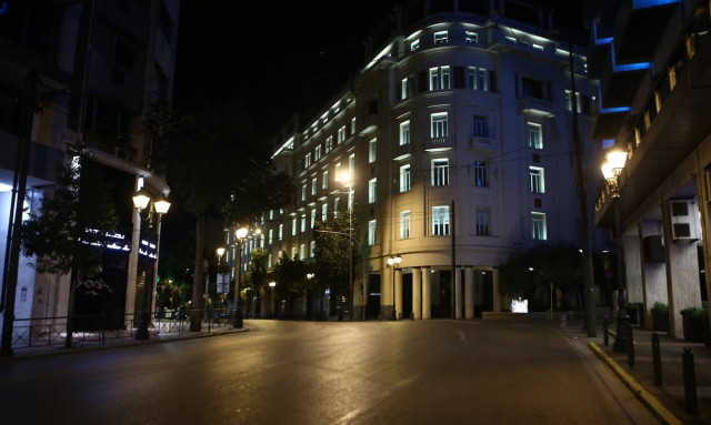 Κορονοϊός: Βουβή και έρημη η Αθήνα! Σε ισχύ το μίνι lockdown –Έκλεισαν περίπτερα, κάβες, μίνι μάρκετ