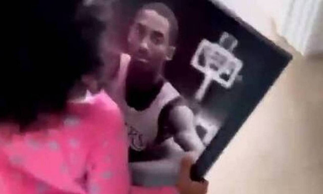 Κόμπι Μπράιαντ: Η 3χρονη κόρη του αγκαλιά με φωτογραφία του