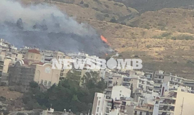 Φωτιά ΤΩΡΑ στον Βύρωνα - Ενισχύονται οι δυνάμεις της Πυροσβεστικής (pics&vid)