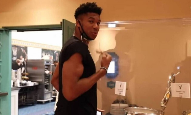 Η «αποκάλυψη» του Αντετοκούνμπο για τη Τζένιφερ Άνιστον και η δυσπιστία των Μπακς