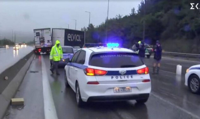 Τροχαίο στη Θεσσαλονίκη – «Δίπλωσε» νταλίκα στην έξοδο του Δερβενίου