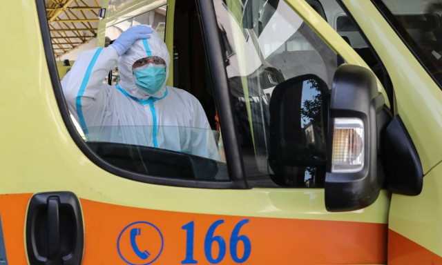 Κορονοϊός: Αγωνία για τον 25χρονο που μεταφέρθηκε στην Αθήνα από την Τήνο - Κρίσιμη η κατάστασή του