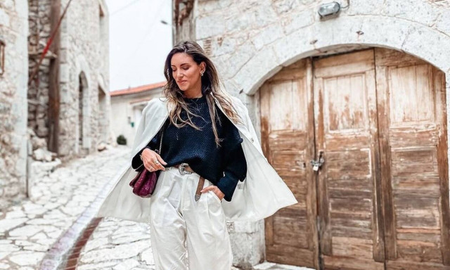 Easy rider: Η Αθηνά Οικονομάκου όπως δεν την έχεις δει ξανά