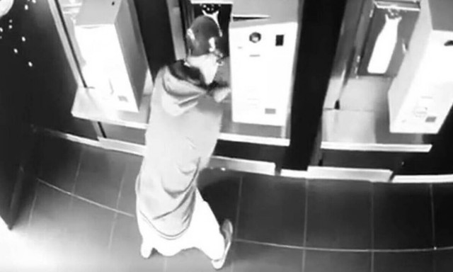 Αποκαλυπτικά βίντεο: Άδειαζε αυτόματους πωλητές – Πώς δρούσε