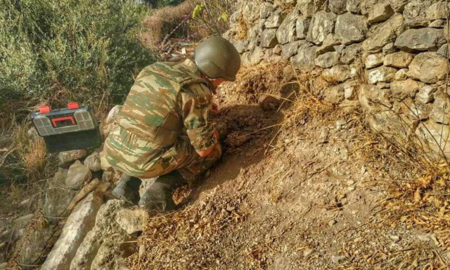 Συναγερμός στη Σάμο: Βρέθηκε νάρκη δίπλα από σχολείο (pics)