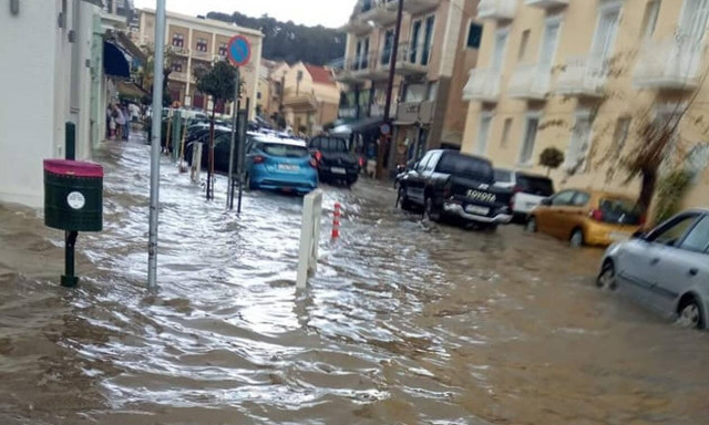 Δοκιμάζεται ξανά η Κεφαλονιά: Πλημμύρισε η παραλιακή Αργοστολίου