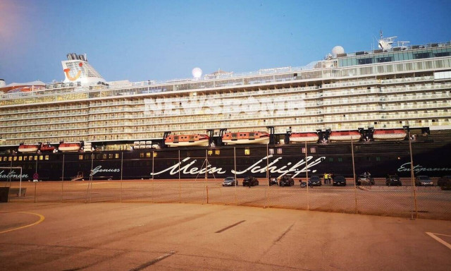 Στον Πειραιά το «Mein Schiff 6»: «Θρίλερ» με τον αριθμό των κρουσμάτων στο κρουαζιερόπλοιο