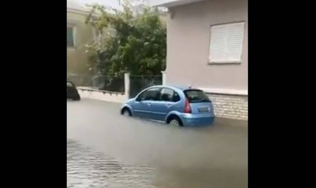 Κακοκαιρία Μεσολόγγι: Σε λίμνες μετατράπηκαν οι δρόμοι της πόλης