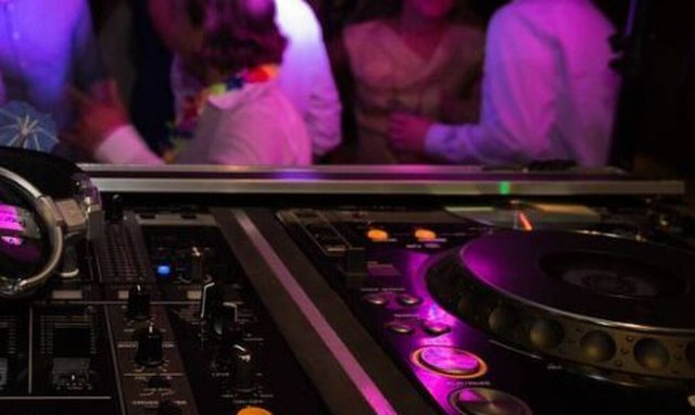 Σάλος για τα πριβέ κορονο-πάρτι στην Αθήνα: Πώς διοργανώνονται