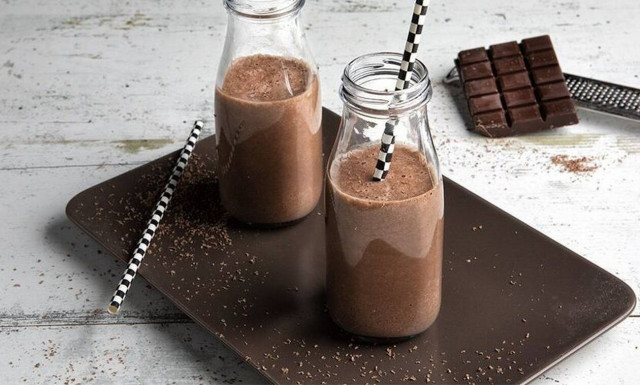 Άκης Πετρετζίκης: Η πιο εύκολη συνταγή για smoothie μπανάνα