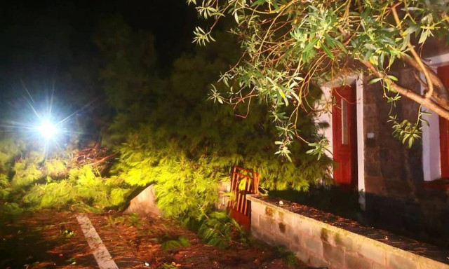 Κακοκαιρία στη Μυτιλήνη: Καταιγίδα «σάρωσε» την Καλλονή