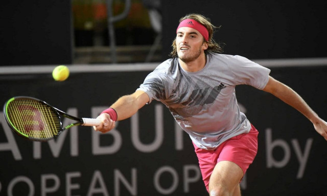 Roland Garros: Η μάσκα που φοράει ο πατέρας του Τσιτσιπά και έκανε όλο το γήπεδο να τον κοιτάει