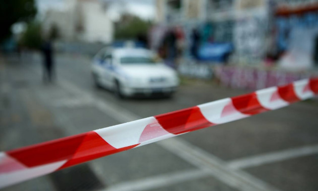 Θρίλερ στο Μενίδι: Βρήκε βλήμα πυροβόλου όπλου στο μπαλκόνι της