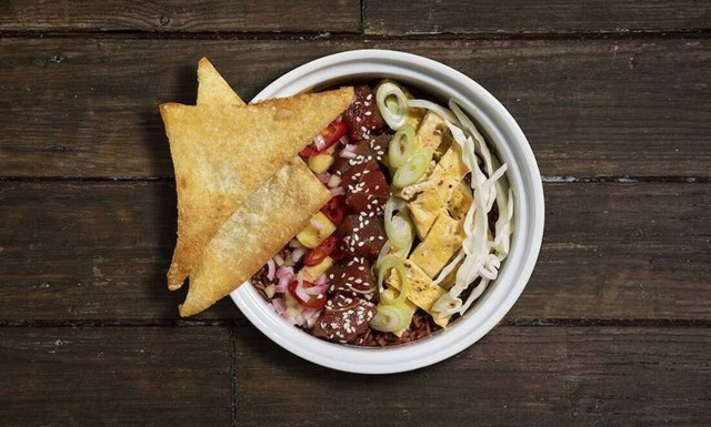 Άκης Πετρετζίκης: Poke bowl με φρέσκο τόνο