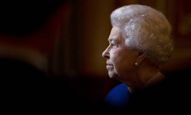 To Παλάτι επαναστατεί - Γυρίζουν την πλάτη στην Ελισάβετ