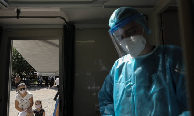 Κορονοϊός: Νέα μέτρα στο τραπέζι για την Αττική - Έρχονται μάσκες παντού, κλείνουν οι πλατείες