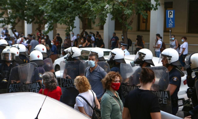 Συγκέντρωση ΠΟΕΔΗΝ: Νέα επεισόδια έξω από το υπουργείο Υγείας