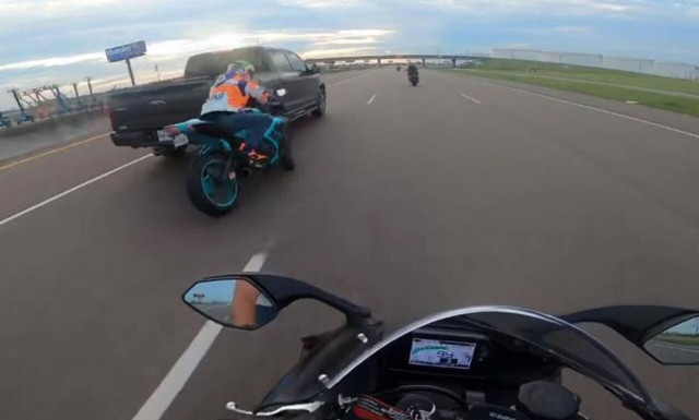 Δείτε ένα αγροτικό να χτυπά μοτοσυκλέτα και να εγκαταλείπει τον αναβάτη