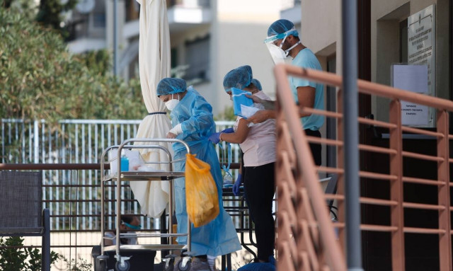 Κορονοϊός – Άγιος Παντελεήμονας: Στο νοσοκομείο μεταφέρονται ηλικιωμένοι από το γηροκομείο