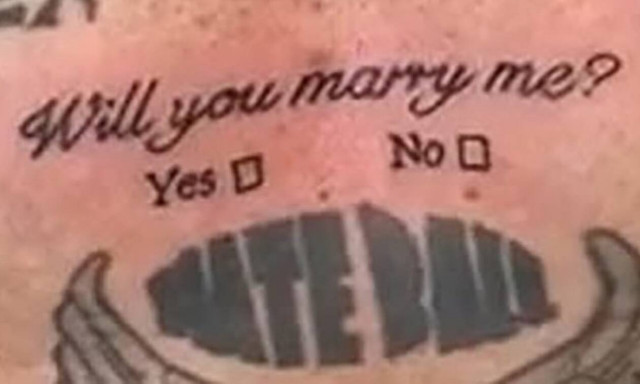 «Χτύπησε» το πιο τρελό τατουάζ στον κόσμο! Δείτε τι γράφει