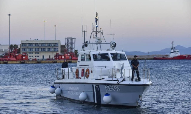 Sailing boat with 59 migrants and refugees led to port in Sfakia	