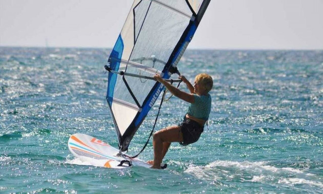 Το είπε και το... έκανε: Στο βιβλίο Γκίνες η γιαγιά - σέρφερ από την Κεφαλονιά