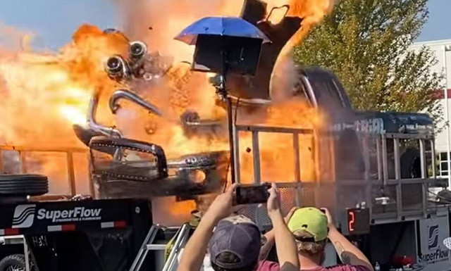 Aπίστευτη έκρηξη αγροτικού με 3.000 ίππους πάνω σε δυναμόμετρο