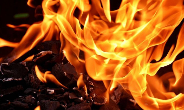 ΣΟΚ: Έκαψε τη γυναίκα του σε ζωντανή σύνδεση