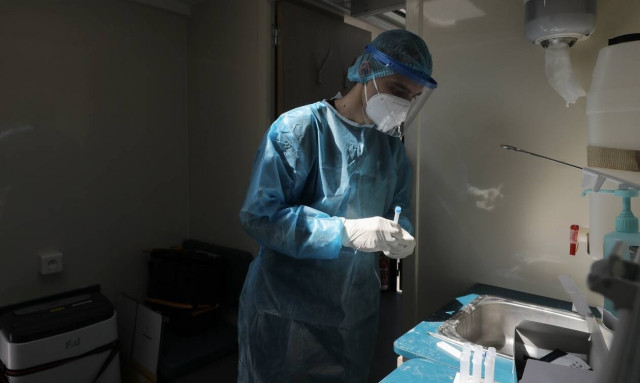 Κορονοϊός: Αλματώδης αύξηση των διασωληνωμένων - Ποια είναι η επάρκεια των ΜΕΘ