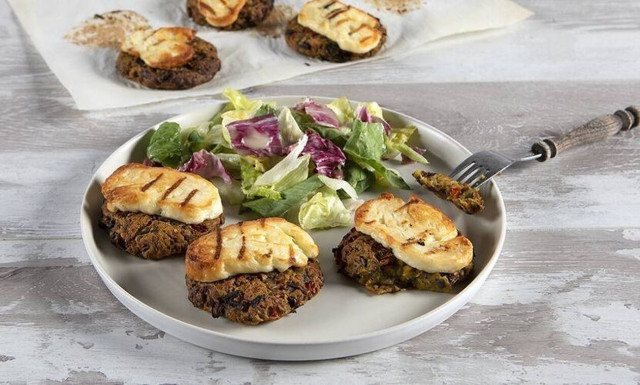 Άκης Πετρετζίκης: Λαχταριστά μπιφτέκια λαχανικών